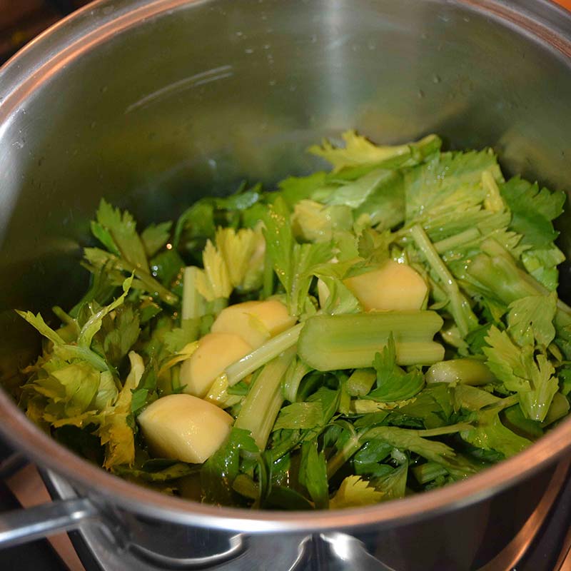 Far sciogliere del burro insieme alla cipollla e cuocere le foglie di sedano con le patate - Riciblog