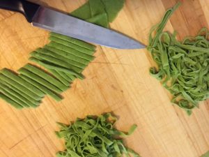 Fettuccine fatte in casa con foglie di ravanelli: step di preparazione- Riciblog