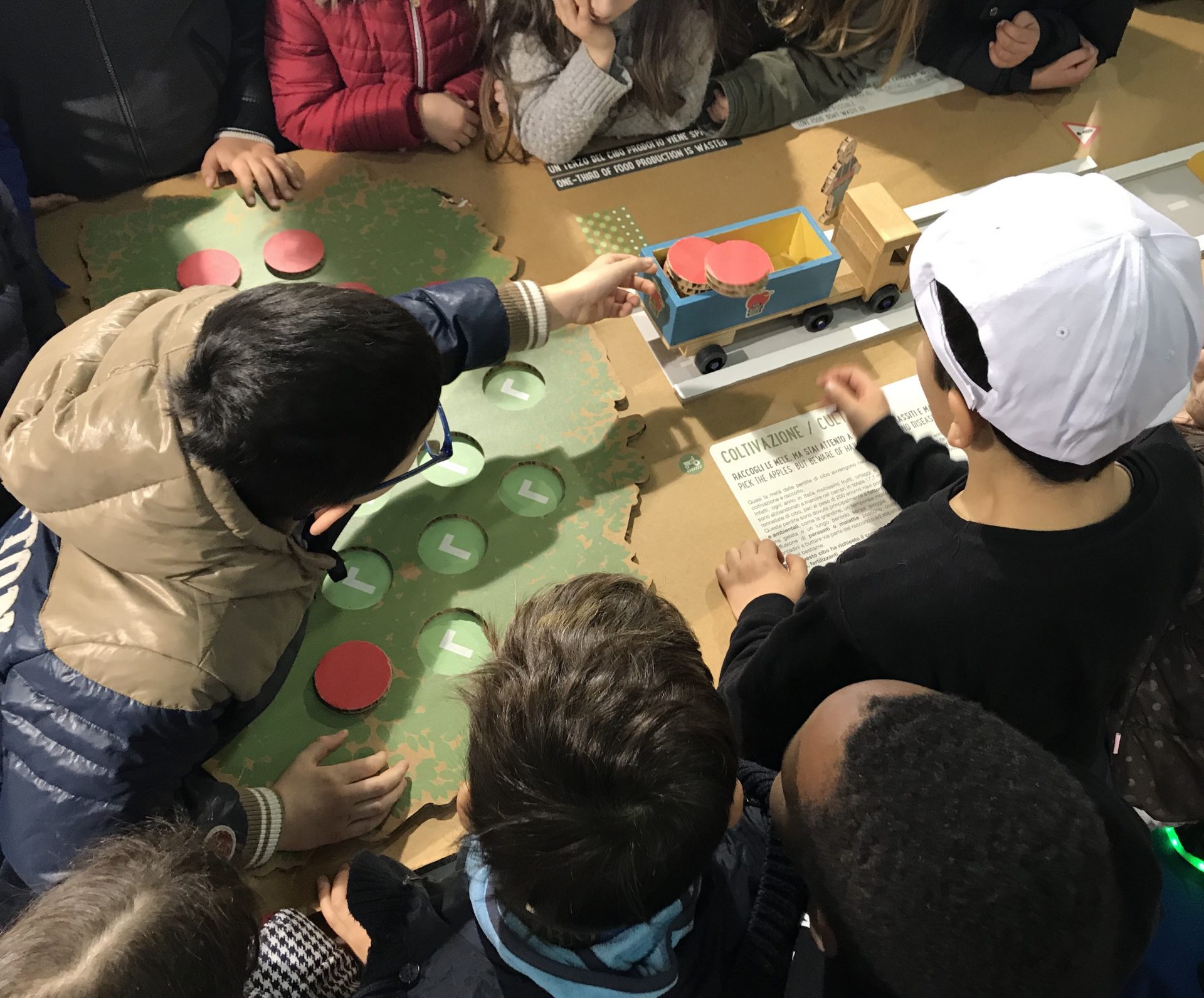 A Milano i bambini vanno a scuola con cartella e doggy bag