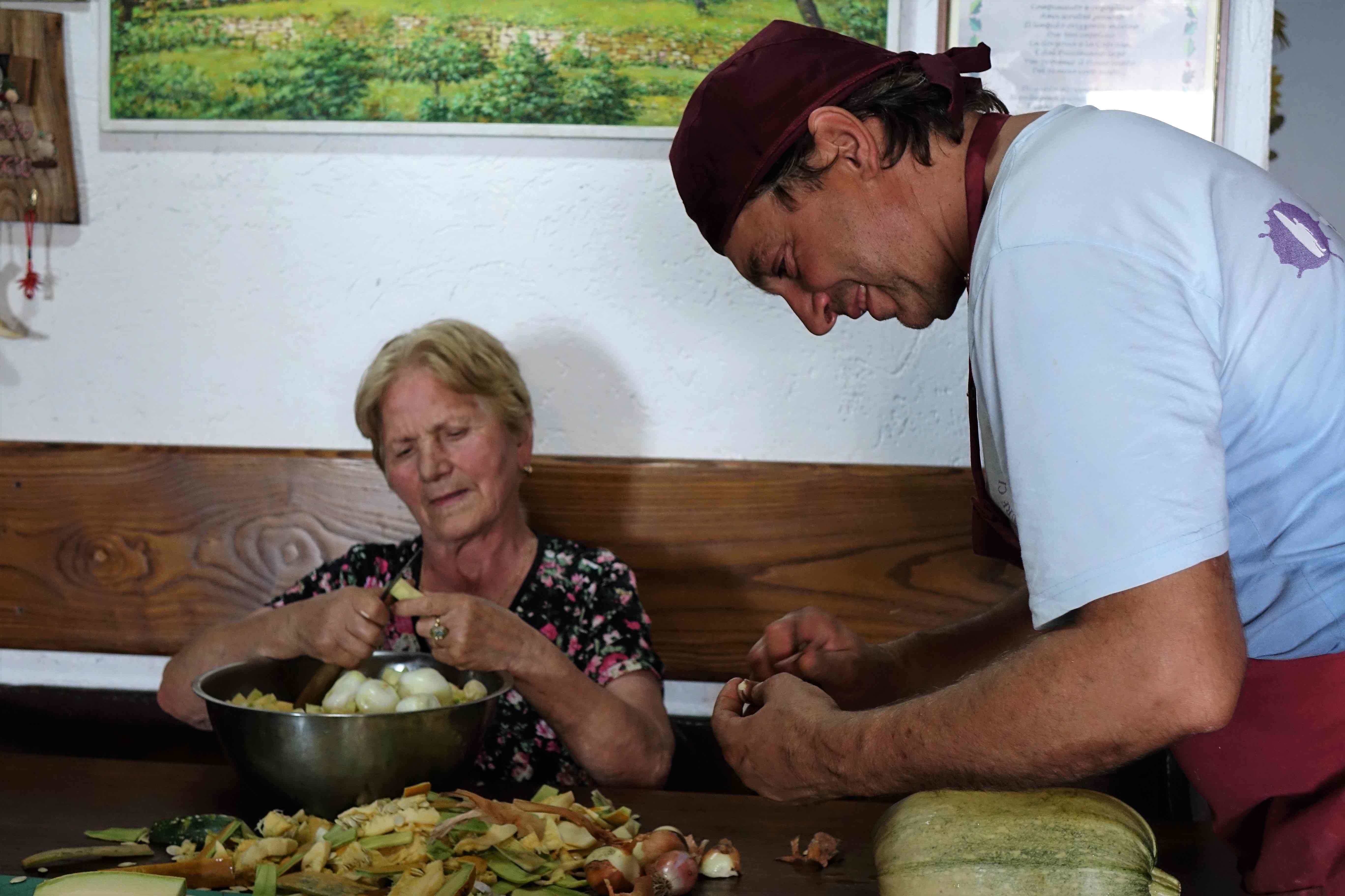 Preparazione ingredienti per la ricetta della scarpaccia camaiorese - Riciblog