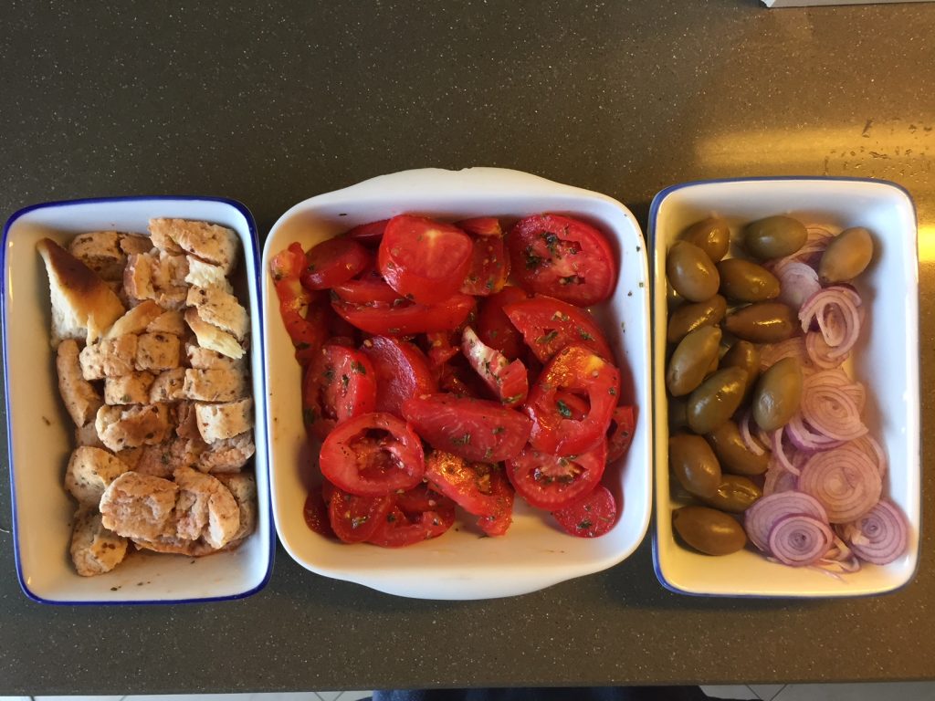 Panzanella svuotafrigo: ingredienti e preparazione - Riciblog