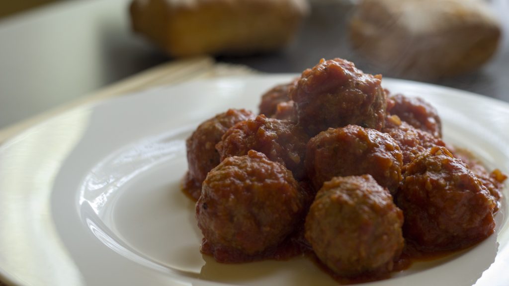 Ricetta Polpette di pane raffermo al sugo - Riciblog