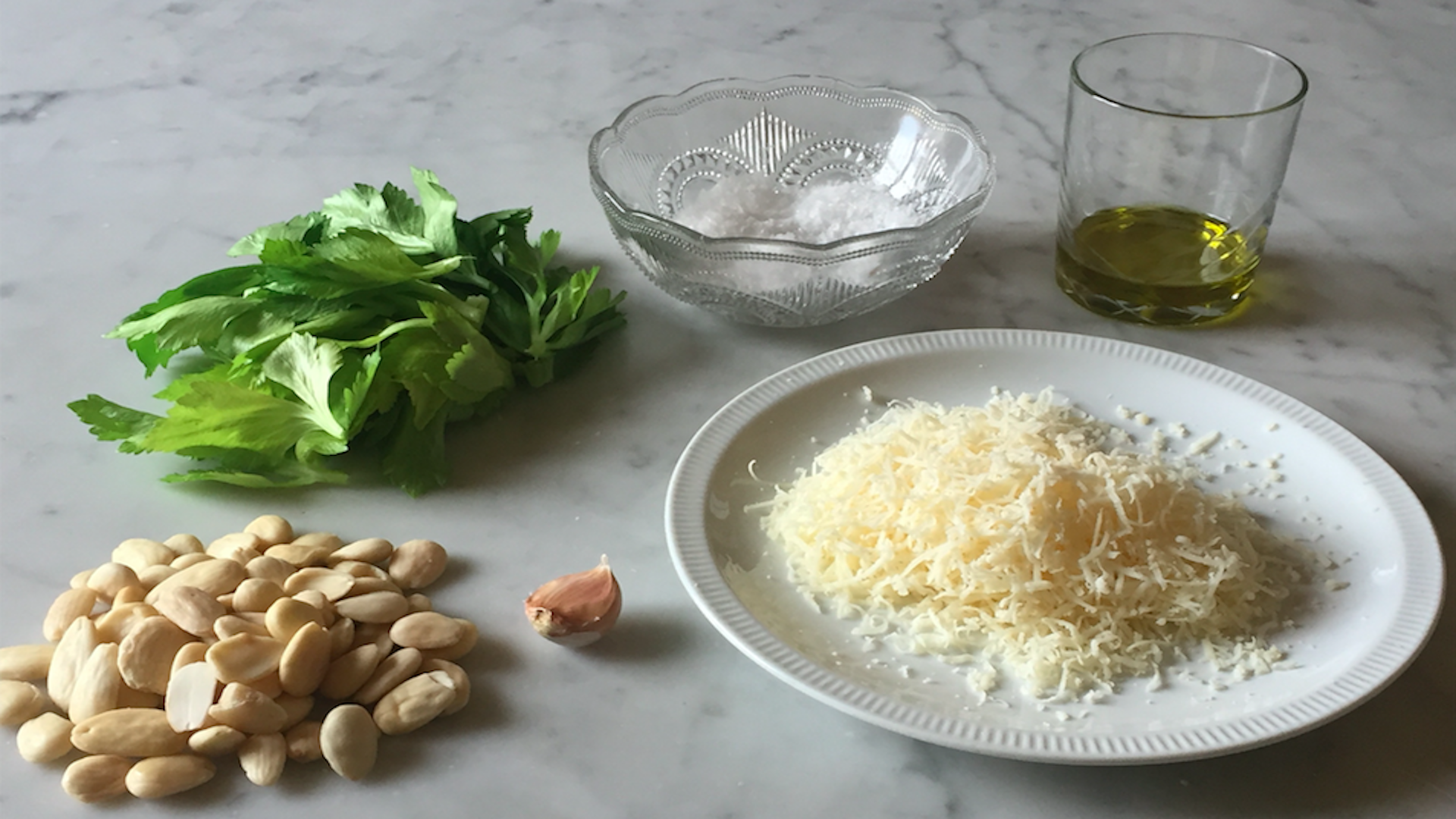 Pesto con foglie di sedano: ingredienti e preparazione - Riciblog