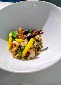 L’insalata di farro con asparagi, carote e gamberi: ingredienti e preparazione - Riciblog