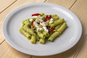 Pasta con crema di baccelli di piselli e mozzarella - Riciblog
