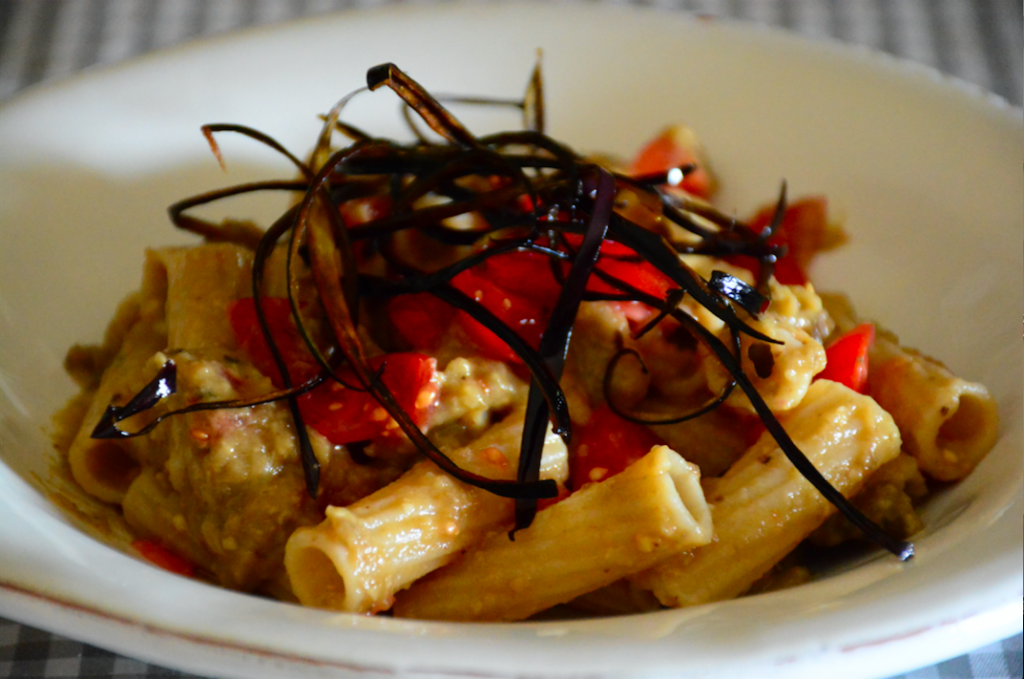 Pasta con pesto di melanzane, pomodorino e bucce croccanti: ingredienti e preparazione - Riciblog