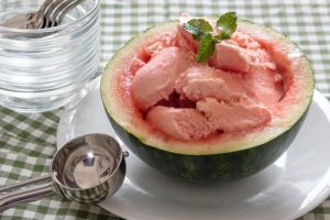 Cocomero ripieno di gelato all'anguria– ingredienti e preparazione