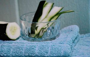 Bagno dopo sole con bucce di cetriolo: ingredienti e preparazione - Riciblog