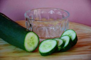 Tonico per il viso rinfrescante con bucce di cetriolo: ingredienti e preparazione - Riciblog