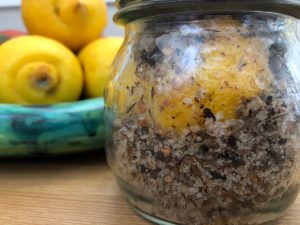 Bucce di limoni sotto sale: ingredienti e preparazione - Riciblog