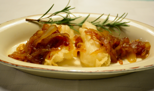 Baccalà fritto con cipolle caramellate