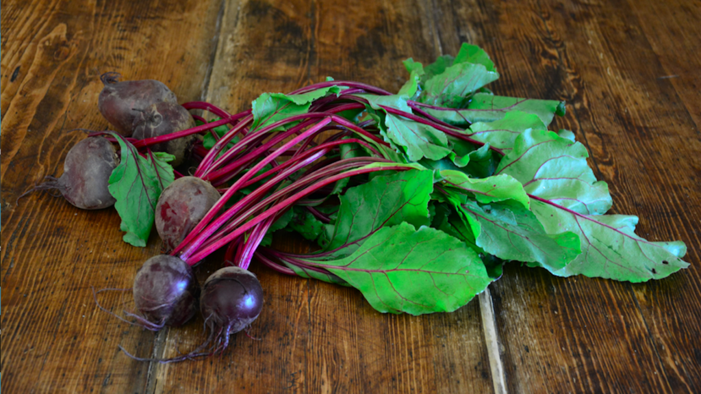 Foglie di barbabietola e radici: 3 ricette salutari - Riciblog
