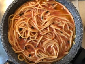 Frittata di spaghetti ripiena ripassata in padella - ingredienti e preparazione