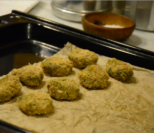 Polpette pane e foglie cavolo in teglia forno