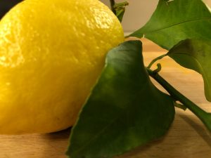 Limone con foglie da utilizzare per le proprietà - Riciblog