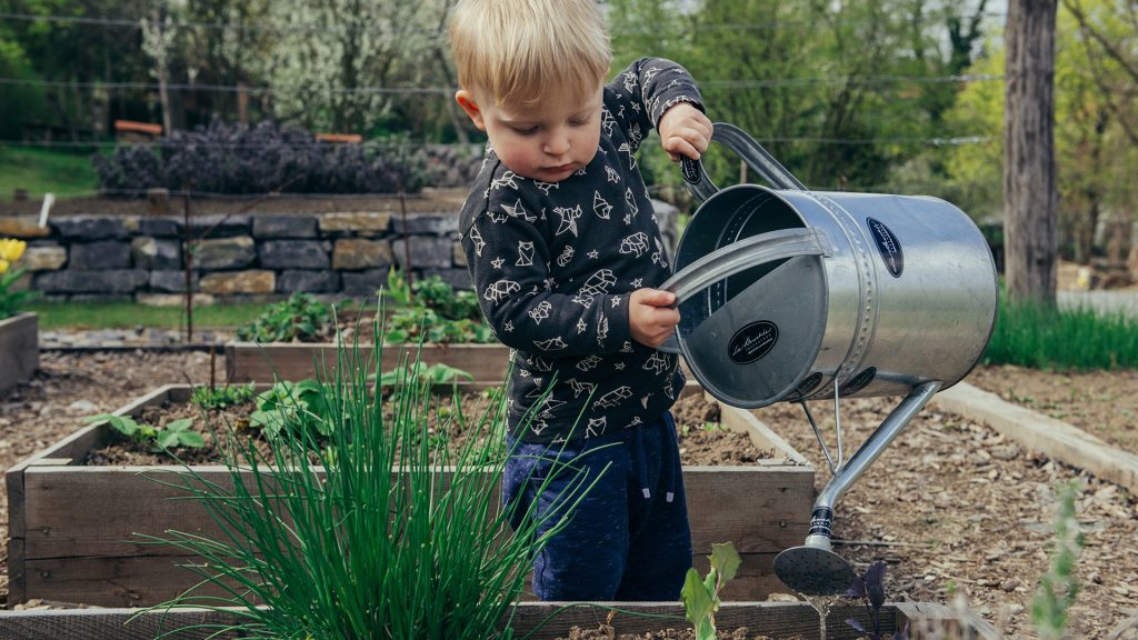 bambino innaffiatoio - quanto ne sanno i nostri figli di sostenibilità