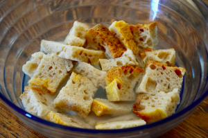 Preparazione poizza di pane raffermo in ammollo - ricetta riciblog