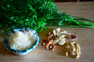 Ingredienti per pesto con foglie di carota