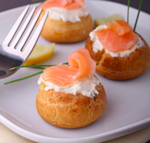 Bignè con besciamella avanzata e salmone