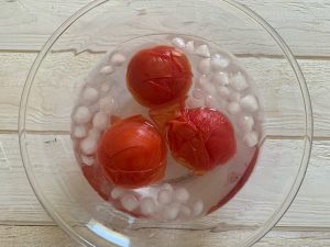 Pomodori in acqua per la ricetta della polvere di pomodoro - Riciblog