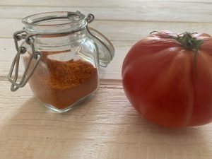 Polvere di bucce di pomodoro fatta in casa in barattolo - Riciblog