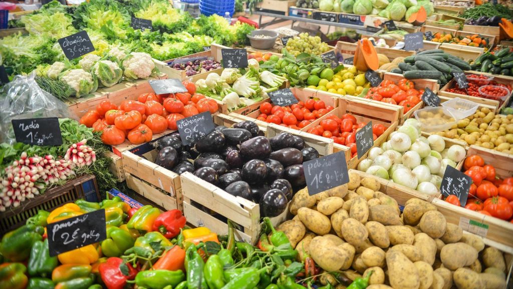 frutta e verdura sugli scaffali