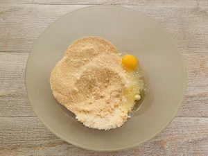 Gli ingredienti per la preparazione dei capunsei di pane duro - Riciblog