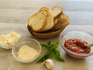 Gli ingredienti per preparare la parmigiana di pane