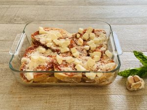 Preparazione della parmigiana di pane