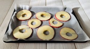 Preparazione delle chips con le mele vecchie - Riciblog