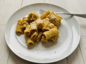 Pasta con crema di zucca e gambi di funghi porcini