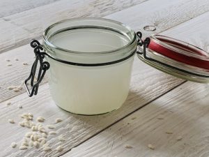 Barattolo di vetro con acqua di riso fermentata – Riciblog