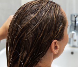 Ragazza che si sciacqua i capelli con acqua di riso – Riciblog