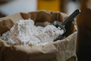 Come utilizzare la farina scaduta fuori cucina - Riciblog
