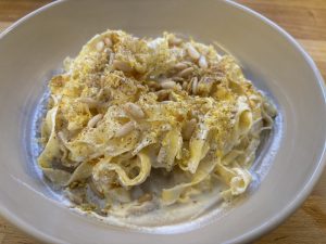 Tagliatelle al limone bruciato con ricotta e pinoli tostati - Riciblog