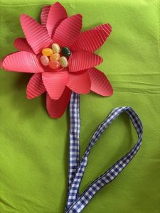Fiori con bicchieri di plastica - Riciblog