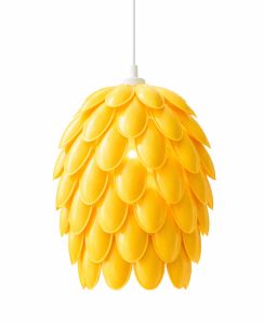 Lampada con cucchiai di plastica - Riciblog