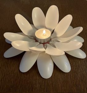 Portacandele con cucchiai di plastica - Riciblog