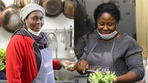 In cucina due mamme nigeriane brave cuoche anche se non professioniste - Riciblog