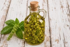 Un olio aromatizzato al basilico da utilizzare crudo o nei sughi - Riciblog